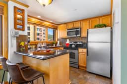 Ski-In/Out Mountain Condo w/Hot Tub & Pool Access - Image 3