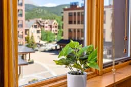 Ski-In/Out Mountain Condo w/Hot Tub & Pool Access - Image 5