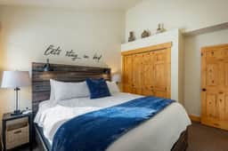 Slopeside Retreat: Ski Access, Hot Tub & Views - Image 4