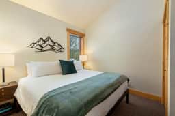 Slopeside Retreat: Ski Access, Hot Tub & Views - Image 5