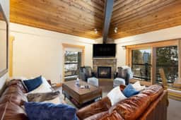 Slopeside Retreat: Ski Access, Hot Tub & Views - Image 2