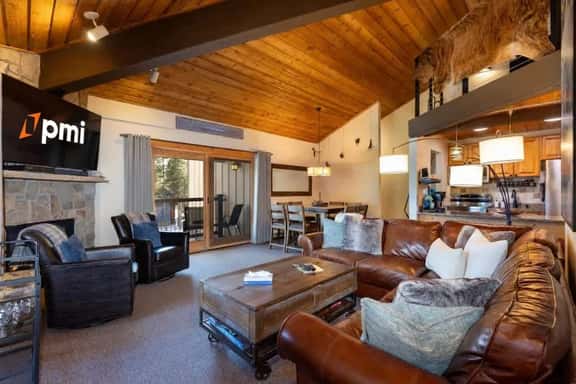 Slopeside Retreat: Ski Access, Hot Tub & Views - Image 1