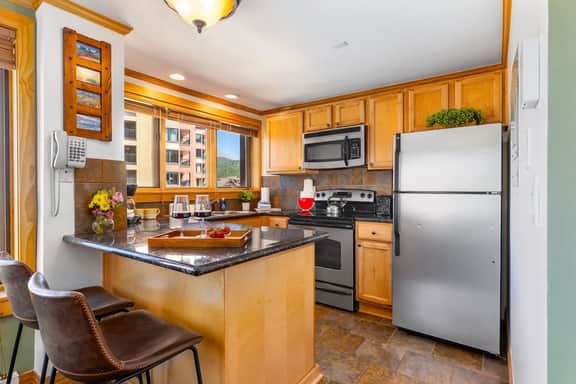 Ski-In/Out Mountain Condo w/Hot Tub & Pool Access - Image 3
