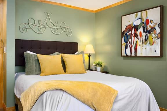 Ski-In/Out Mountain Condo w/Hot Tub & Pool Access - Image 4