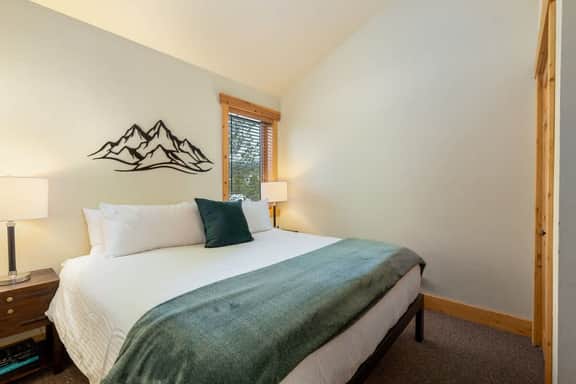 Slopeside Retreat: Ski Access, Hot Tub & Views - Image 5
