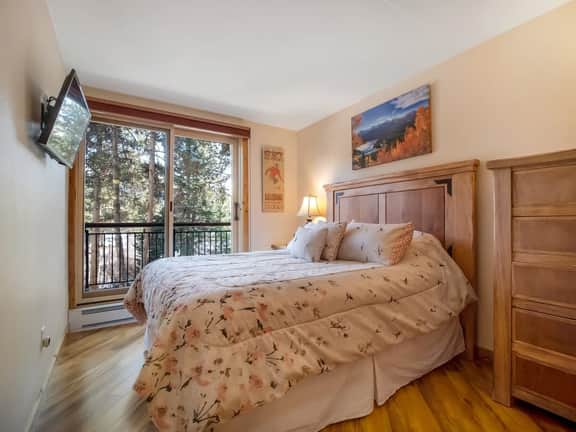 Ski-In/Ski-Out Breck Condo w/ Pool & Free Parking - Image 4