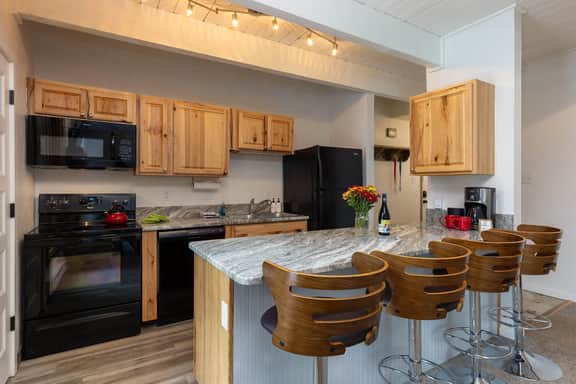 Breckenridge Condo w/ Hot Tub & Mountain Views - Image 3
